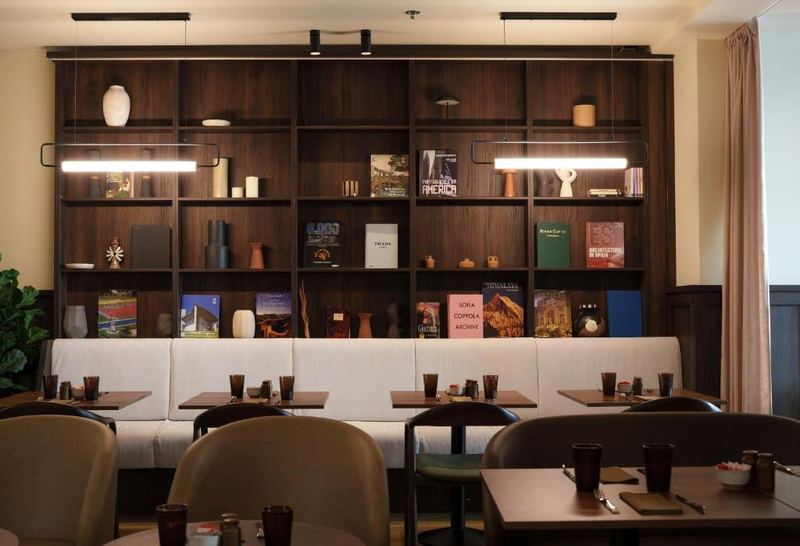 Honest Budapest — könyvespolcos lounge