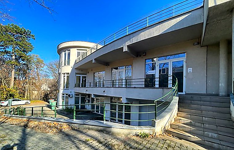 Hűvösvölgy Medical Center — Épület és terasz